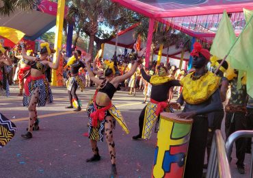 Cultura dominicana se pone de manifiesto en el Malecón de SD con desfile de carnaval, dedicado a Milagros Ortiz Bosch