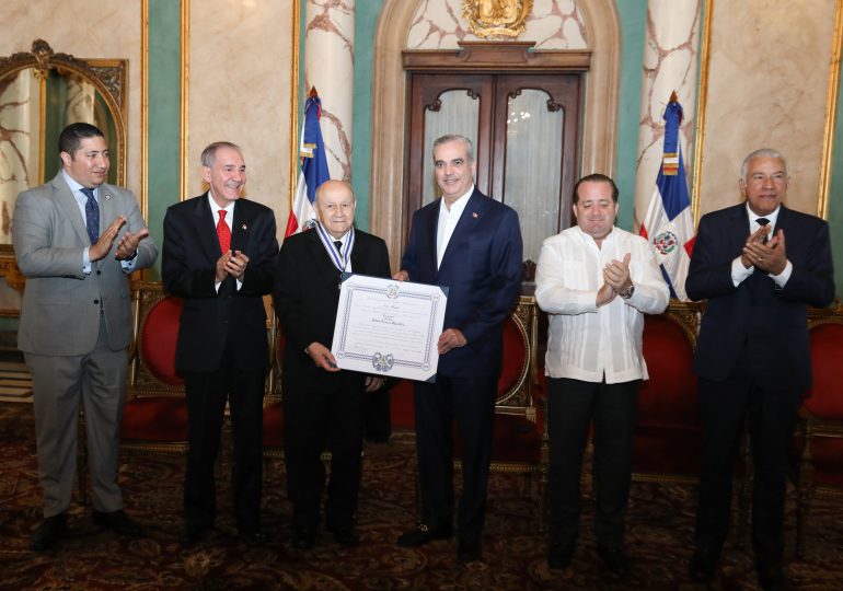 Presidente Abinader condecora a Salvador Francisco (Franklyn) Holguín Haché con la Orden Duarte, Sánchez y Mella, en el Grado Comendador