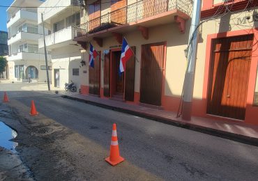 Denuncian cúmulo de aguas negras frente al museo de Juan Pablo Duarte