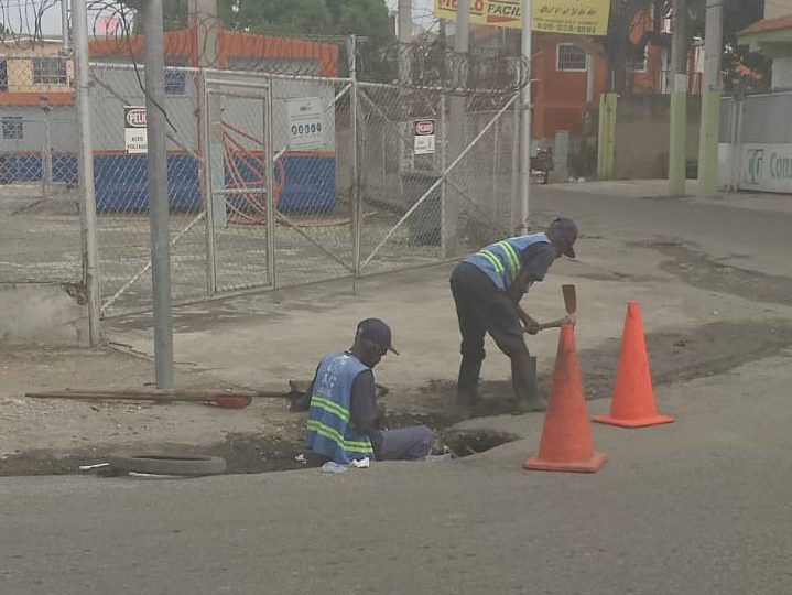 Ayuntamiento San Cristóbal realizan limpieza imbornales y cuneteos para evitar inundaciones repentinas