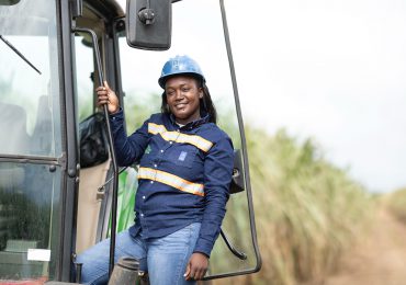 El CAEI gradúa primera promoción de mujeres operadoras de máquinas pesadas