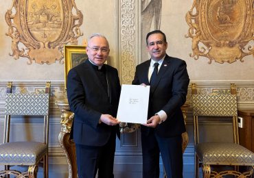 Embajador Víctor Suárez expresa su solidaridad con el Papa Francisco y presenta una ofrenda especial de la República Dominicana