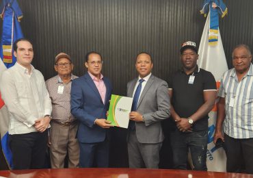 Fenacho entrega a Intrant proyecto de electromovilidad para inserción de autobuses eléctricos en corredores del Gran Santo Domingo