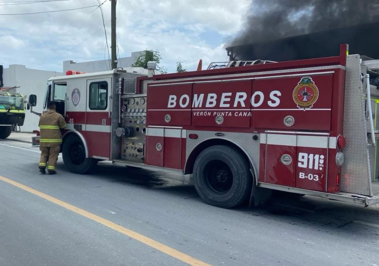 Controlan incendio en fábrica de resina y fibra en Verón-Punta Cana