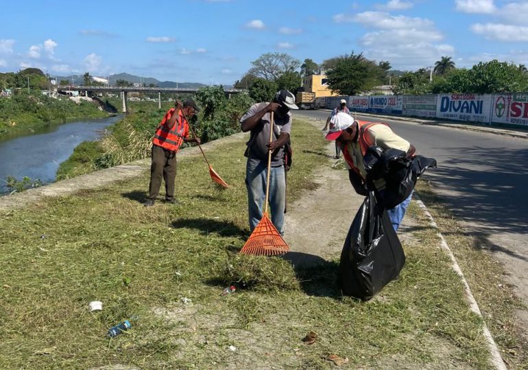 Brigadas acondiciona pequeño malecón de Nigua, San Cristóbal