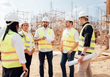 Ministro Bonilla supervisa avances en construcción del Hospital Traumatológico de San Cristóbal