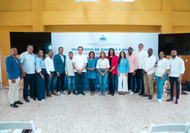 Energía y Minas lanza el Proyecto Cocinas Limpias, con la entrega de 51 kits de estufa y cilindro de gas en Yamasá