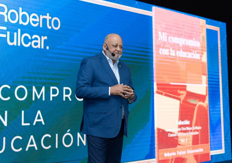 Santiago recibe a Roberto Fulcar y su libro "Mi compromiso con la educación"