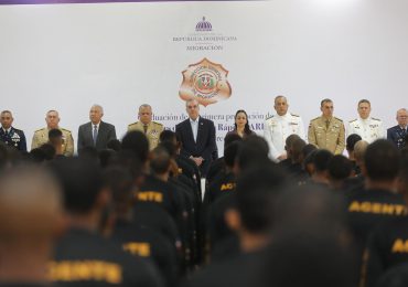 Presidente Abinader encabeza graduación de 160 nuevos agentes para interdicción migratoria de la DGM