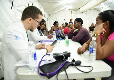 Víctor Atallah lleva jornada médica “Más Salud y Bienestar” a San Juan de la Maguana