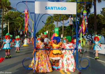 Ulises Rodríguez felicita comparsa de Santiago ganadora del Desfile Nacional de Carnaval 2025