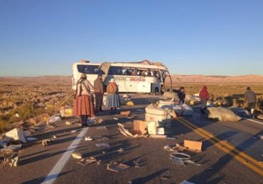 Choque entre buses de pasajeros deja al menos 37 muertos en Bolivia