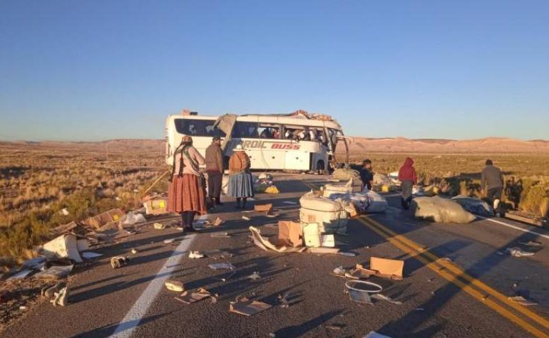 Choque entre buses de pasajeros deja al menos 37 muertos en Bolivia