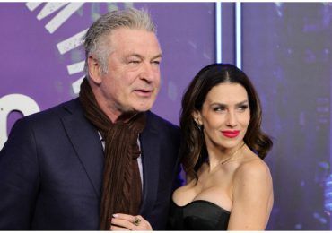 Esposa de actor Alec Baldwin lo manda a callar en plena entrevista