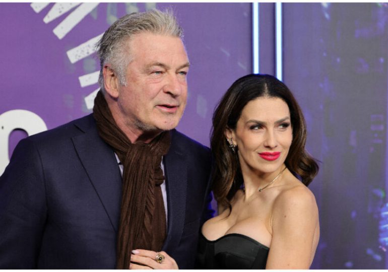 Esposa de actor Alec Baldwin lo manda a callar en plena entrevista