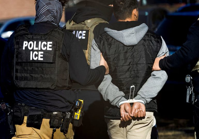 Arrestan a un hombre en Chicago mientras dejaba a niños en la escuela