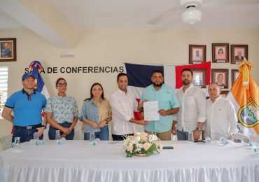 Gobierno entrega certificaciones de fondos para obras y compras de equipos en Gaspar Hernández