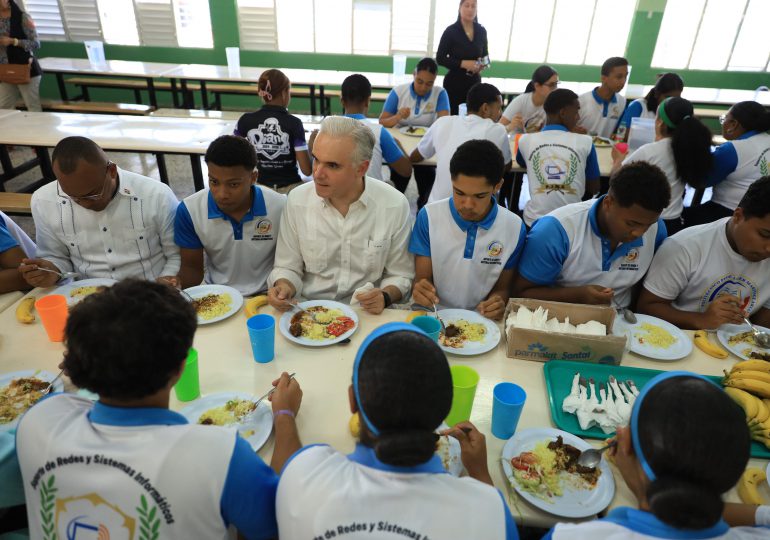 Ministro de Educación Luis Miguel de Camps comparte almuerzo escolar con estudiante