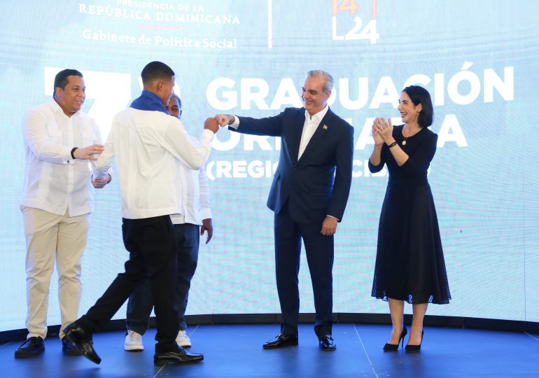 Abinader encabeza graduación de más de 1,300 jóvenes de "Oportunidad 14-24"; inaugura ampliación de escuela básica en Santiago