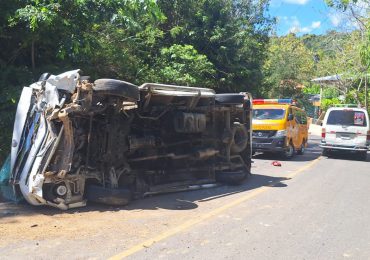 Autobús se vuelca en Altamira, Puerto Plata, dejando 14 heridos