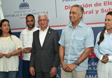 Ricardo de los Santos saluda entrega de electrificación en Fantino, Cotuí