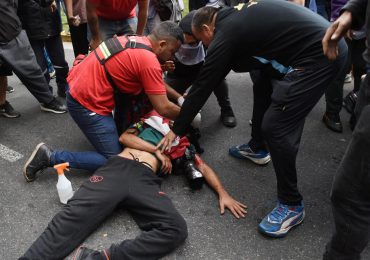 Fotógrafo argentino herido por disparo de la Policía fue operado y sigue en estado grave