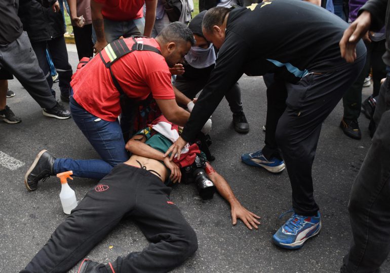 Fotógrafo argentino herido por disparo de la Policía fue operado y sigue en estado grave