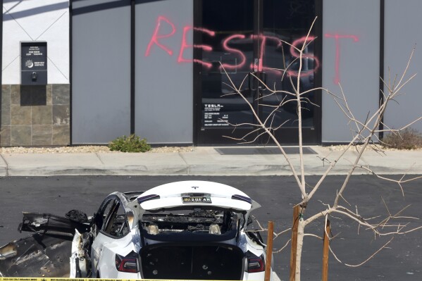 Trump condena ataques contra Tesla y pide duras penas para los responsables