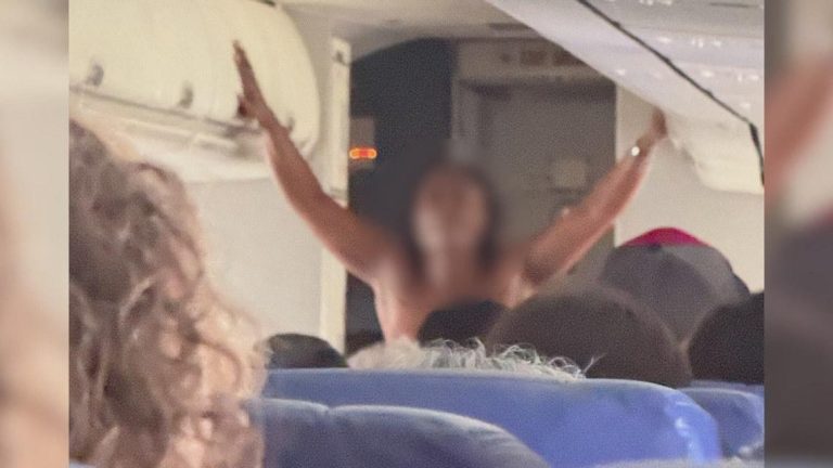 Pasajera causa caos en vuelo de Southwest Airlines tras desnudarse y correr por el avión