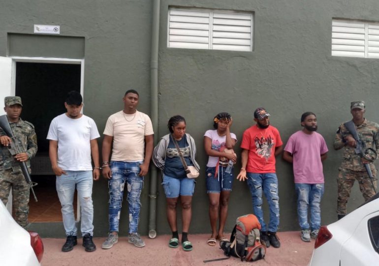 Arrestan dos dominicanos que ocultaban indocumentados en maletero de autobús en San Juan de la Maguana