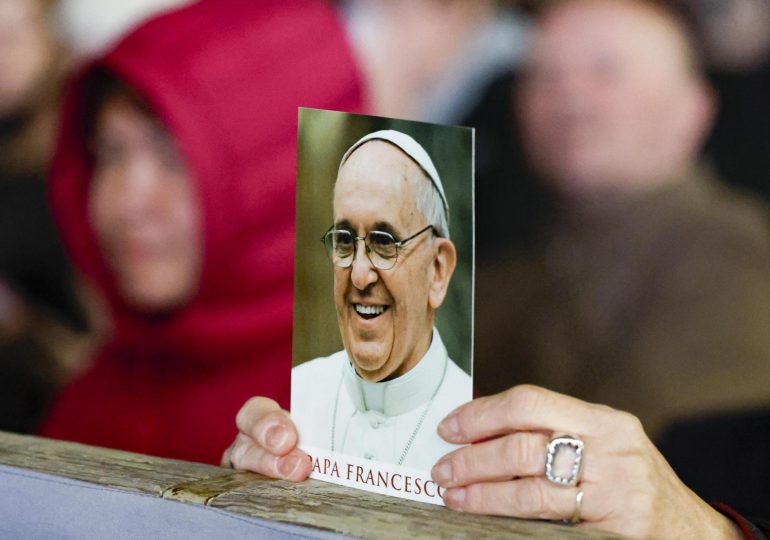 El papa continua mejorando y no piensa en renunciar, según el cardenal argentino Fernández