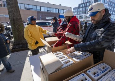 Un reparto benéfico de huevos en Nueva York termina a los 5 minutos ante la masiva demanda