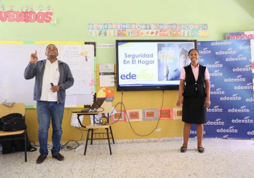 EDEEste ofrece charla sobre Eficiencia Energética en centro educativo para sordomudos