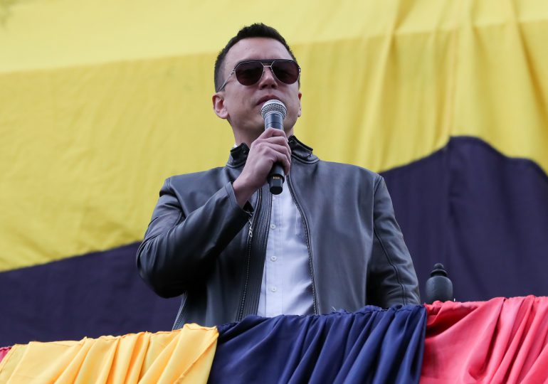 El presidente de Ecuador califica de "berrinche" a la postura venezolana sobre deportados