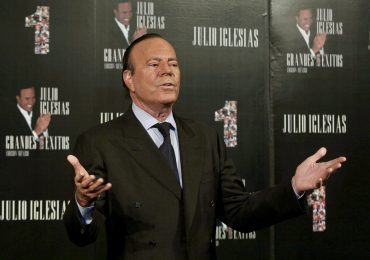 Nueva biografía lleva la vida de Julio Iglesias "a la crónica con ambición literaria"