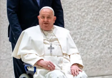 El papa Francisco sufrió «dos episodios de insuficiencia respiratoria aguda»