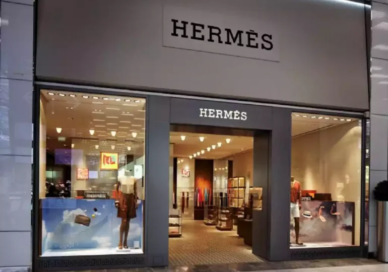 Hermès pone de relieve el fieltro en su desfile prêt-à-porter de París