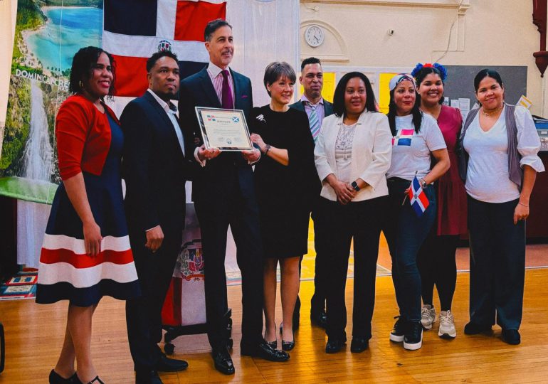 Asociación de Dominicanos en Escocia rinde homenaje al doctor Arturo Langa Ferreira por su trayectoria