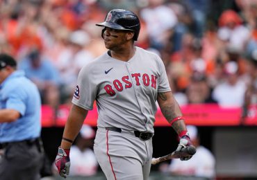 Devers rompe racha de 21-0 con un doble productor en blanqueada de Boston
