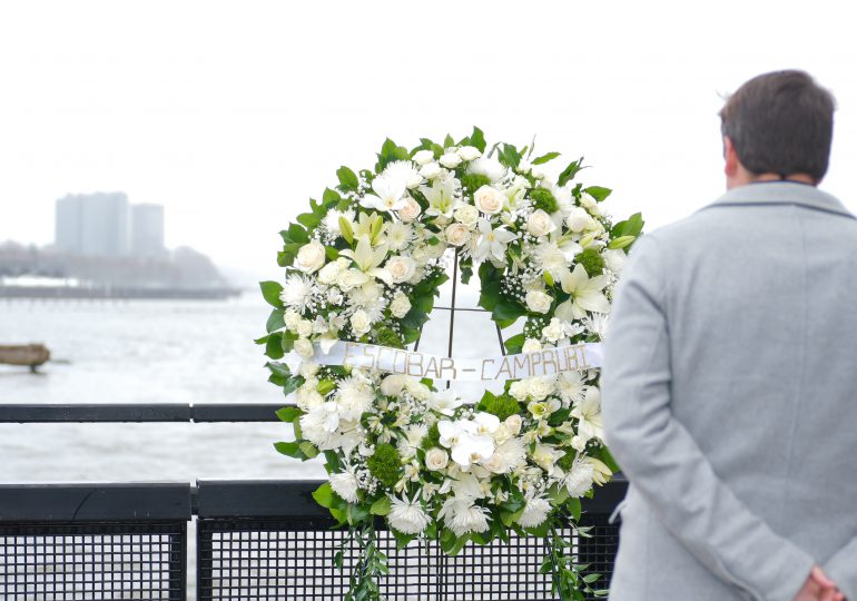 Depositan corona de flores en aguas del río Hudson en recuerdo familia española fallecida