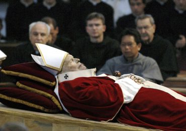 El Vaticano conmemora a Juan Pablo II veinte años después de su muerte, pero sin Francisco