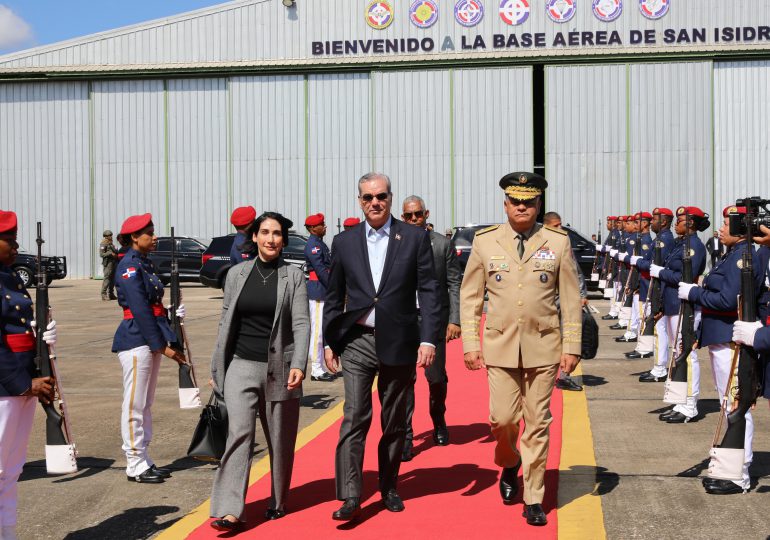 Presidente Abinader sale al Vaticano junto a la primera dama, Raquel Arbaje para asistir al funeral de su Santidad el Papa Francisco