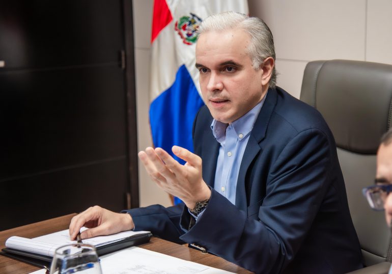 Ministro De Camps dispone con anticipación la conformación de la comisión que organizará el año escolar 2025-2026