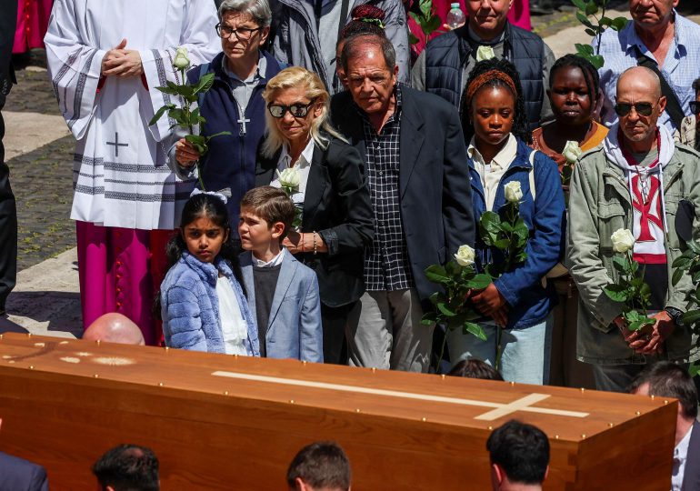 Mendigos, migrantes, presos y transexuales: invitados especiales en última morada del papa Francisco
