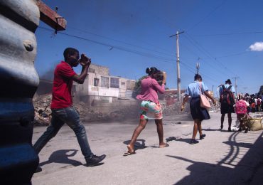 Miles de haitianos se manifiestan contra la violencia y marchan hacia las sedes oficiales