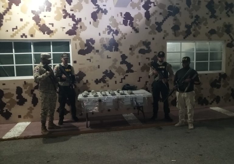 CESFRONT y DNCD decomisan 11 pacas de presumible marihuana en Pedernales*