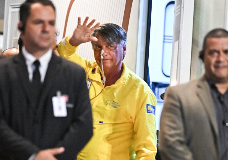 Bolsonaro permanece "estable" y con visitas restringidas en un hospital de Brasilia