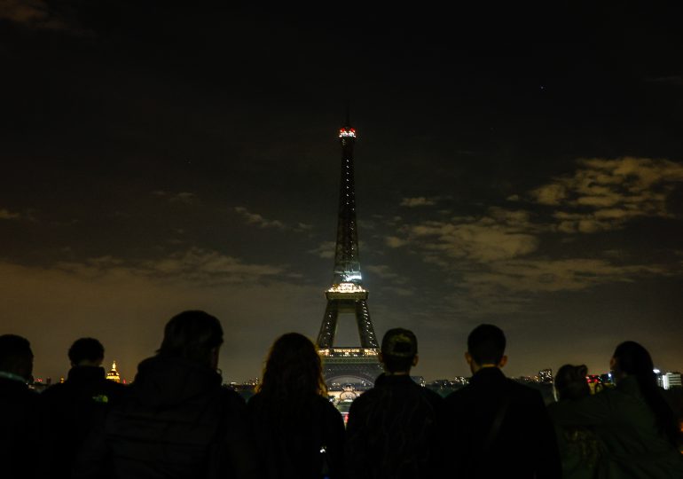 Video: La torre Eiffel se apaga en señal de duelo por el papa Francisco
