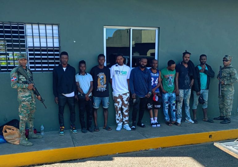 Ejército detiene a un grupo de indocumentados que ingresó al país por zona boscosa en Elías Piña