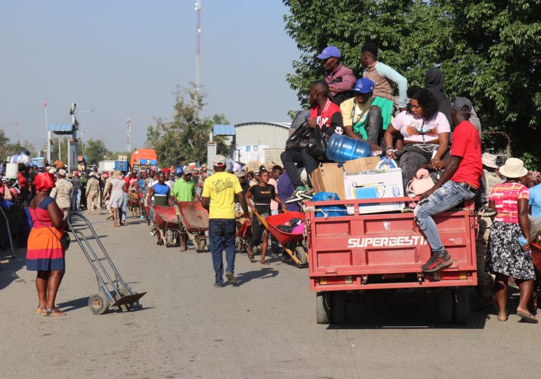 Huyendo a las medidas del Gobierno, cientos de haitianos retornan hacia Haití por Dajabón